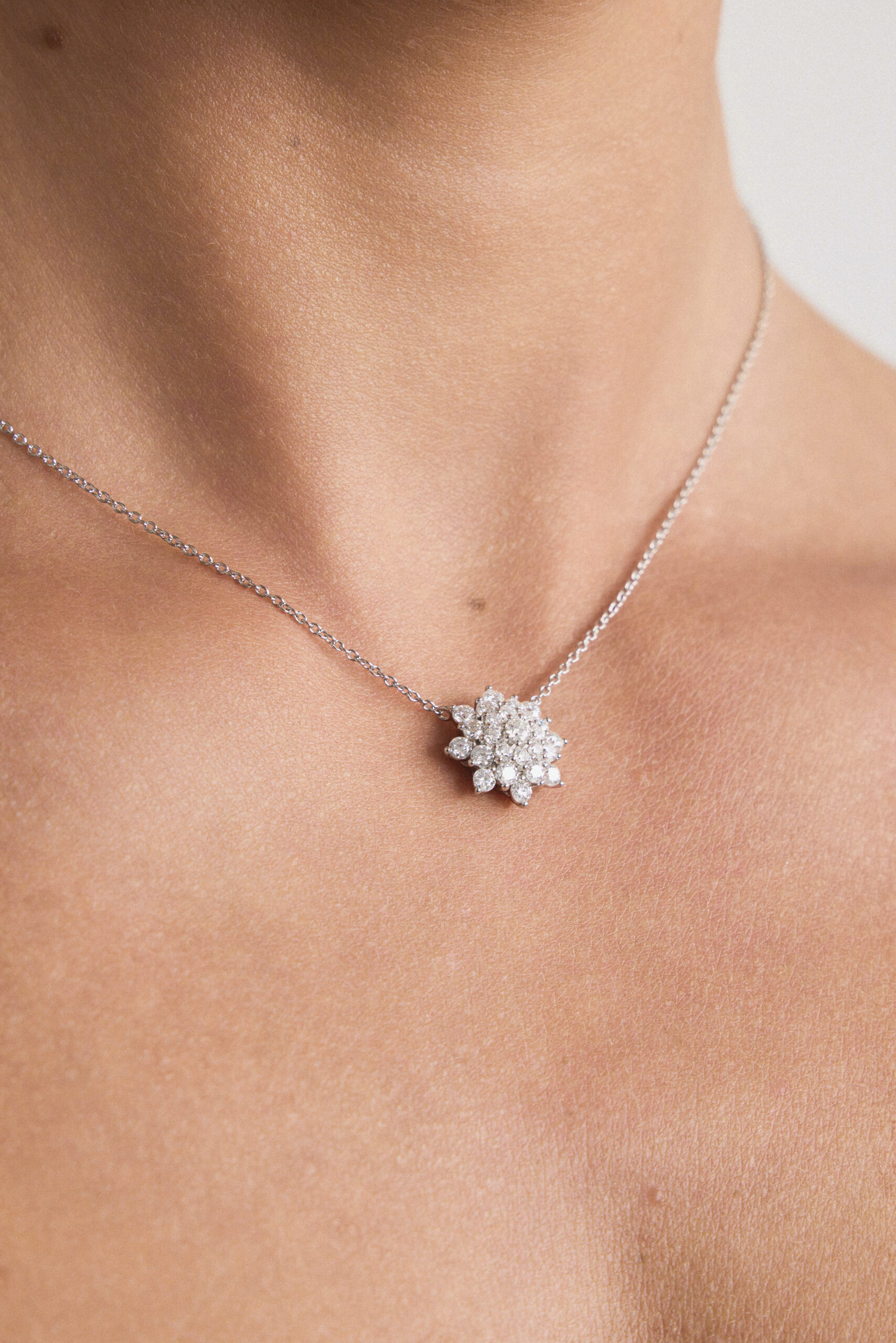 Colar Flor Oito Pétalas Moissanite
